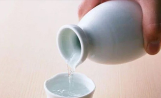 懂行人教你喝白酒,只需學(xué)會這“4招”,真假白酒立刻“現(xiàn)原形”